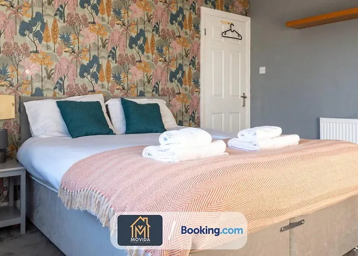 Large Modern 6 Bedroom House By Movida Group Short Lets & Serviced With Games * Leeds (West Yorkshire)