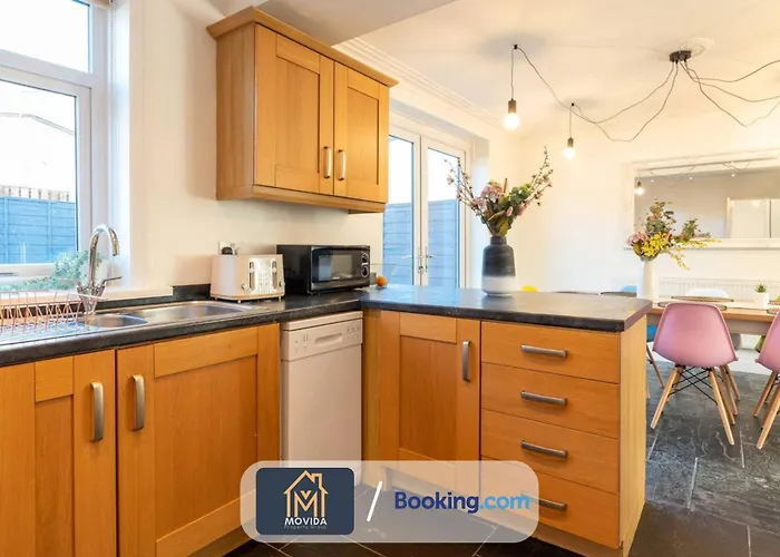 Large Modern 6 Bedroom House By Movida Group Short Lets & Serviced With Games Casa vacanze Leeds (West Yorkshire)