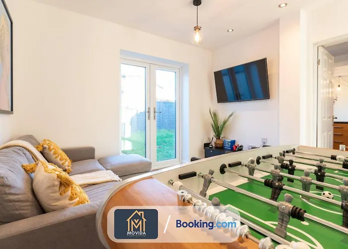 Large Modern 6 Bedroom House By Movida Group Short Lets & Serviced With Games Casa vacanze *