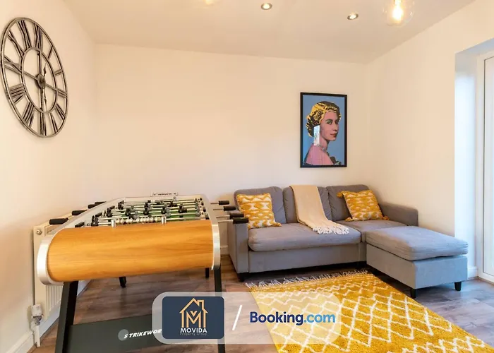 Large Modern 6 Bedroom House By Movida Group Short Lets & Serviced With Games Casa vacanze