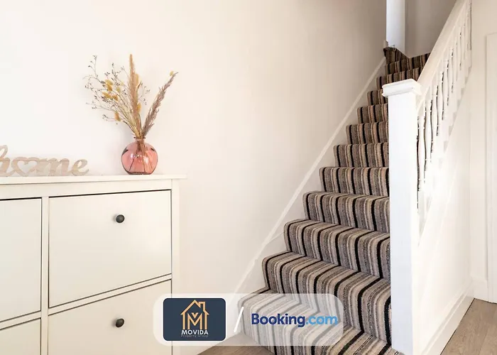 Casa vacanze Large Modern 6 Bedroom House By Movida Group Short Lets & Serviced With Games *