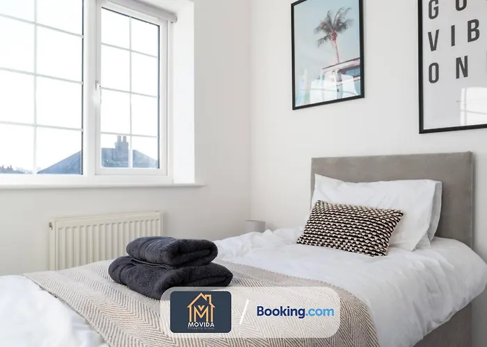 Large Modern 6 Bedroom House By Movida Group Short Lets & Serviced With Games *