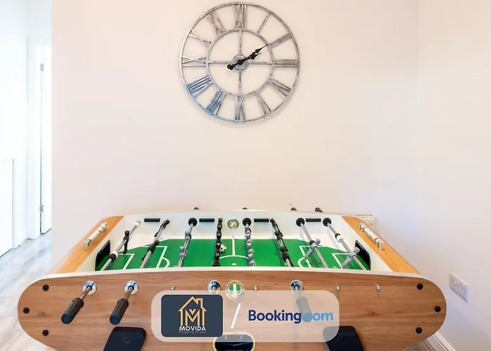 Large Modern 6 Bedroom House By Movida Group Short Lets & Serviced With Games